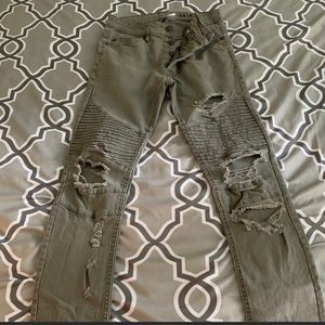 Young men’s skinny Divided brand jeans